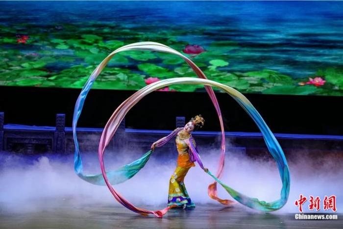 2023年4月17日晚，中国经典舞剧《丝路花雨》在澳门百老汇剧场演出。甘肃演艺集团 供图