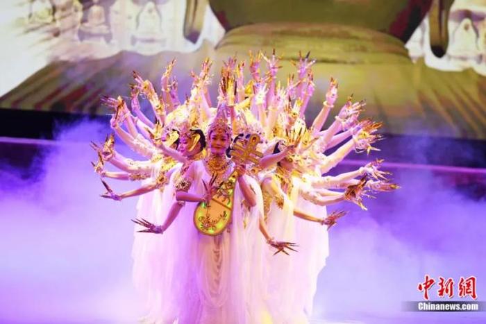 旅游版舞剧《丝路花雨》在甘肃兰州黄河剧院驻场演出。杨艳敏 摄