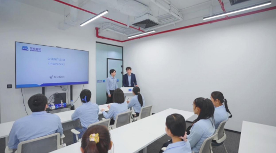 中国重机柬埔寨分公司柬籍青年员工陈金宝（左侧站立）正在组织公司同事们参加培训 国机集团供图