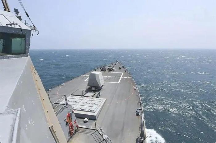  美国阿利·伯克级导弹驱逐舰“哈尔西”号于2024年5月8日穿越台湾海峡。图/美国海军官网