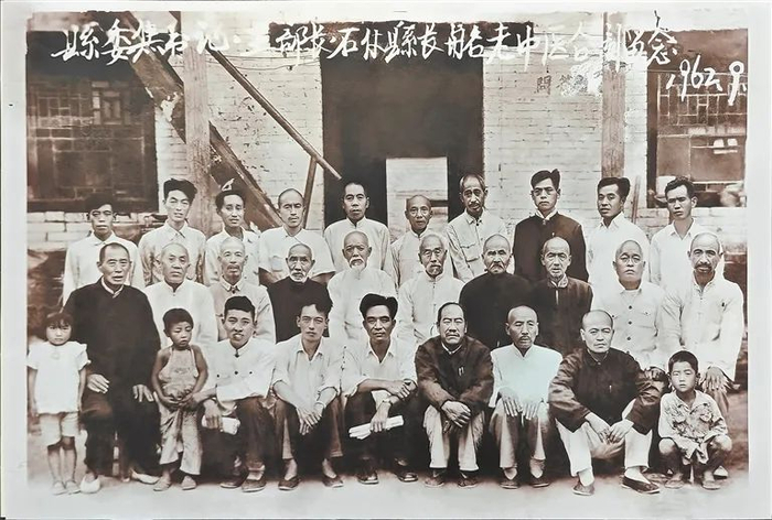 焦裕禄同志（前排右五）在开封市尉氏县合影工作照。图片由尉氏焦裕禄事迹展览馆提供