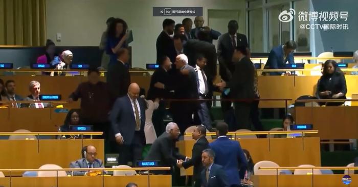 惊人一幕！以色列代表当众粉碎《联合国宪章》