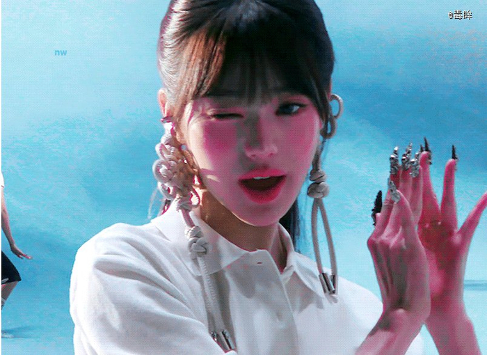 张元英白色中国结（图源：微博）