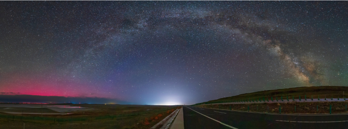 2024年5月11日凌晨，随着太阳强耀斑的再次爆发，内蒙古锡林浩特市上空出现绚丽的洋红色极光。（图片来源：视觉中国）