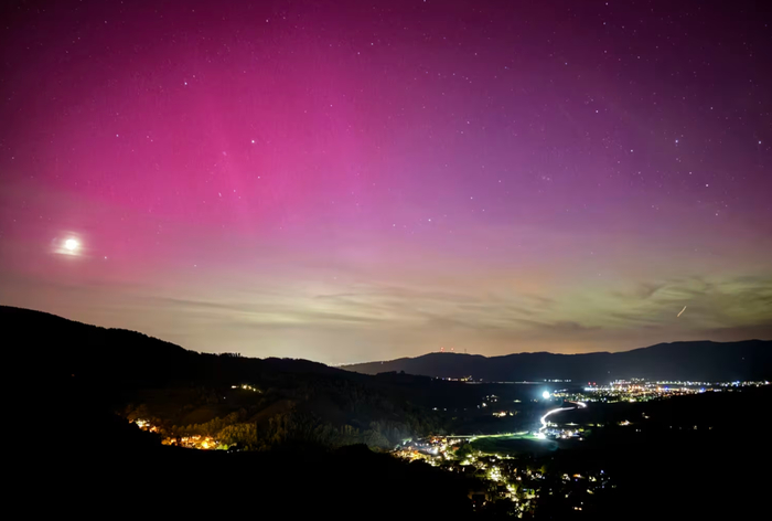 ▲德国弗莱堡周边山谷的极光