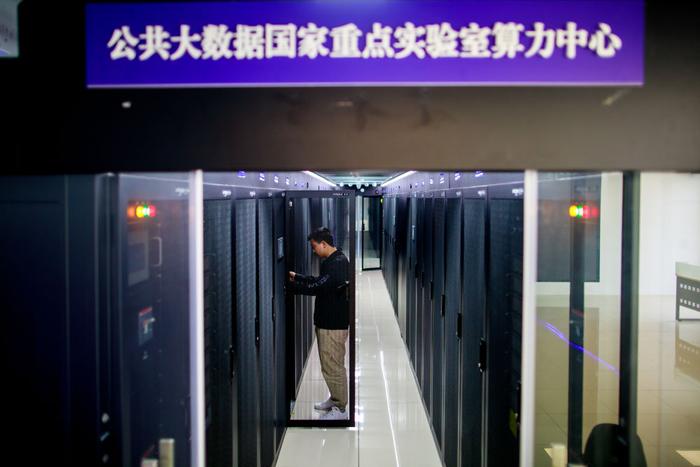 2023年5月23日，工作人员在贵州大学省部共建公共大数据国家重点实验室算力中心机房检查设备。新华社记者 刘续 摄