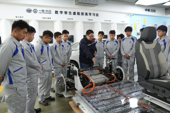  学生们正在实训中心上课。新华社发（受访者供图）