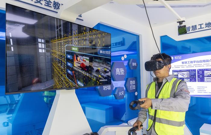 安徽合肥：建筑工人在VR安全教育馆模拟体验安全生产事故场景