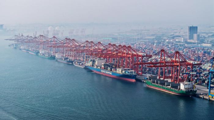 在广西钦州港码头，多艘海轮在排队卸货（无人机照片，2024年3月28日摄）。新华社记者 张爱林 摄