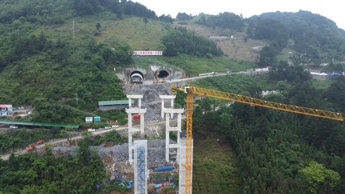 ▲5月9日，在融安县桥板乡桂林至钦州港公路永福三皇至柳州段（永柳高速公路）一村隧道已经顺利进洞施工。韦骞骞 摄