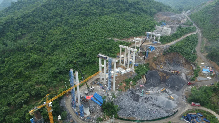 ▲5月9日，在融安县桥板乡拍摄的桂林至钦州港公路永福三皇至柳州段（永柳高速公路）施工现场。韦骞骞 摄