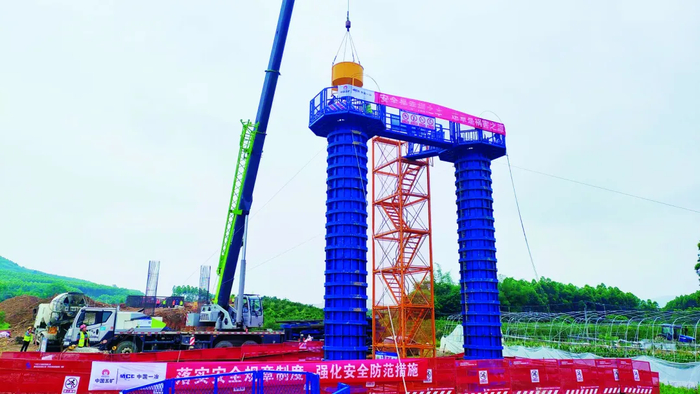 ▲新村大桥已经浇筑完成的两个桥墩。