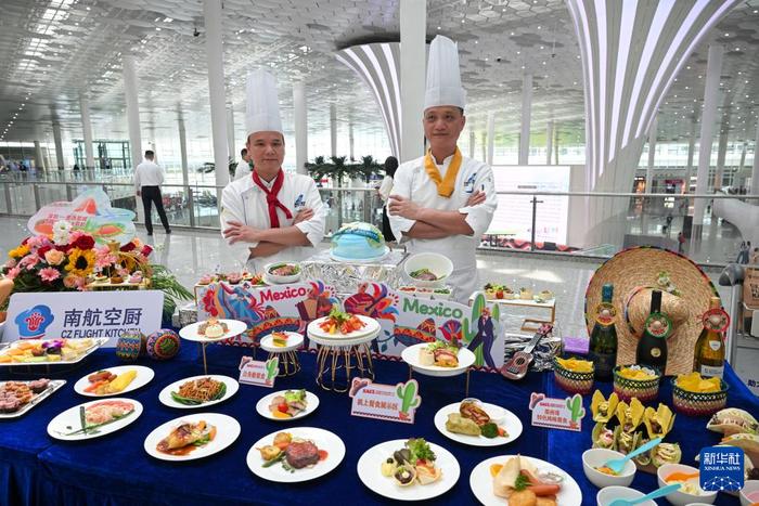 5月11日，南方航空公司的厨师在深圳宝安国际机场的首航仪式上展示风味美食。新华社记者 毛思倩 摄