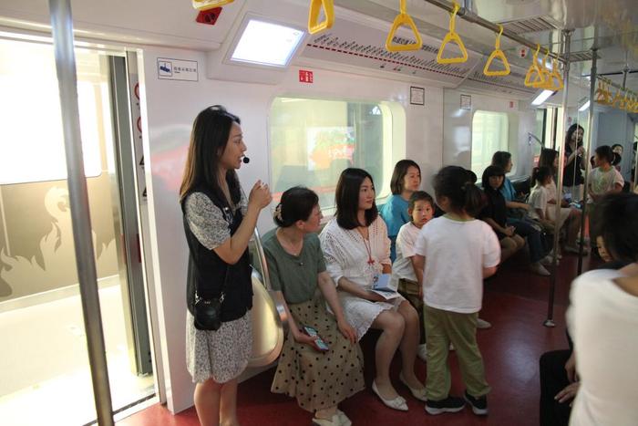  讲解员在四川省防灾减灾教育馆向参观者讲解地铁火灾逃生的正确方法。新华社发