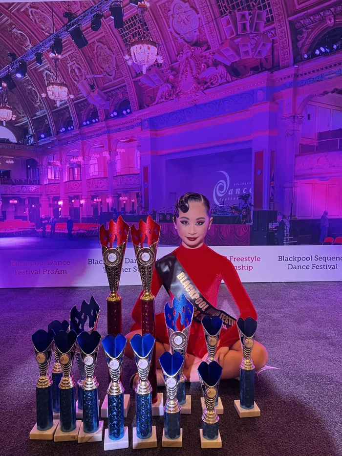 黄子悦和她的奖杯。