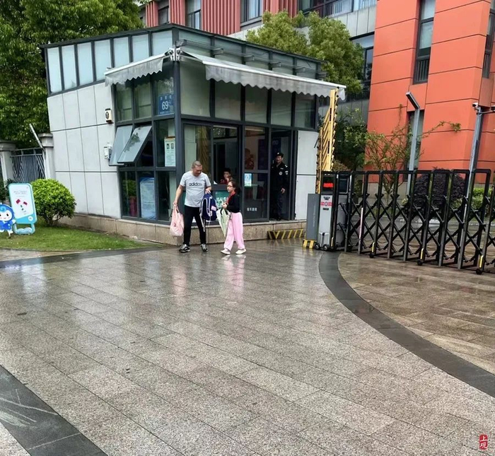 5月11日下午，南通同和小学一位家长正在接孩子。杨书源 摄
