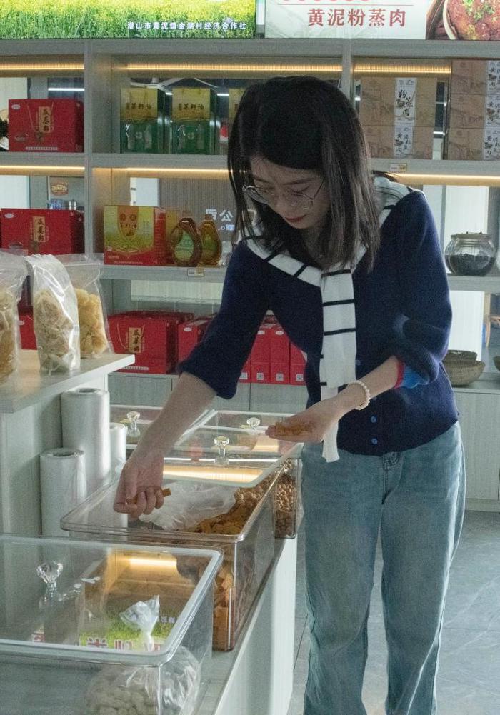   5月8日，“想开文化”负责人吴品娇正在查看红薯角产品。新华社记者傅天 摄