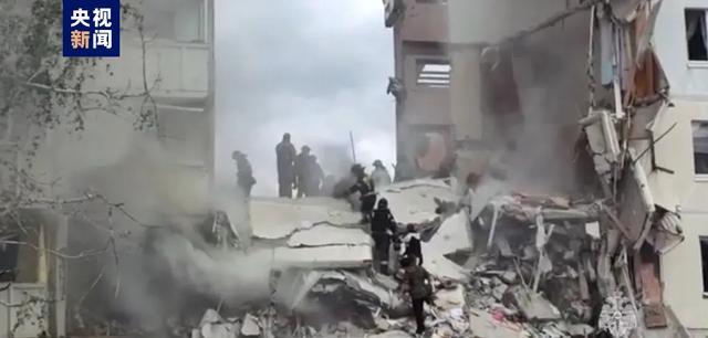 俄罗斯遭大规模炮击！一居民楼坍塌，数人被埋