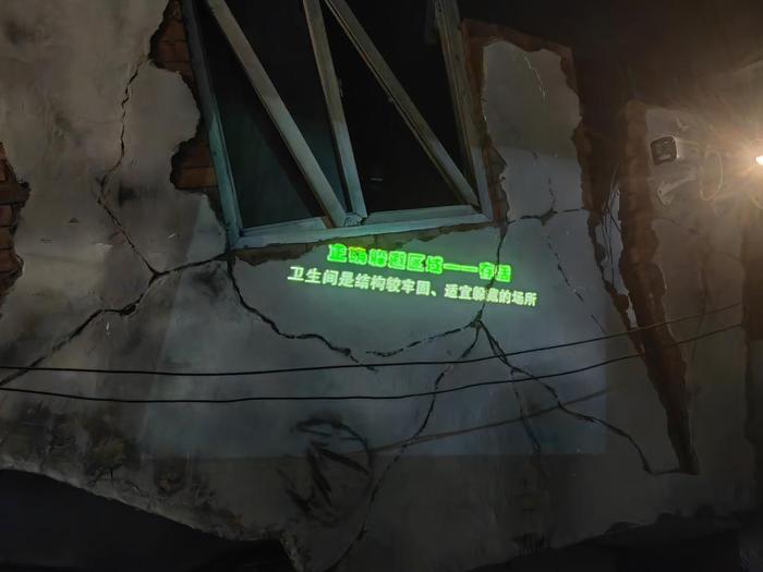 在四川省防灾减灾教育馆的模拟街道处，可以看到逼真的震后模拟场景。新华社记者 张海磊 摄