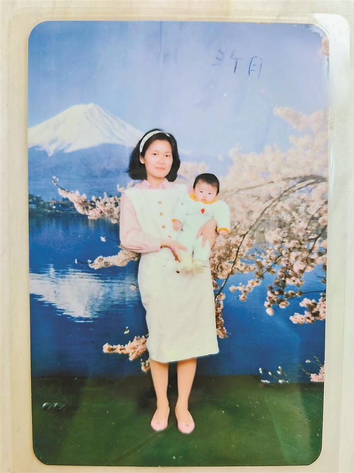 ③之之3个月大的时候被母亲抱在怀里。 受访者供图