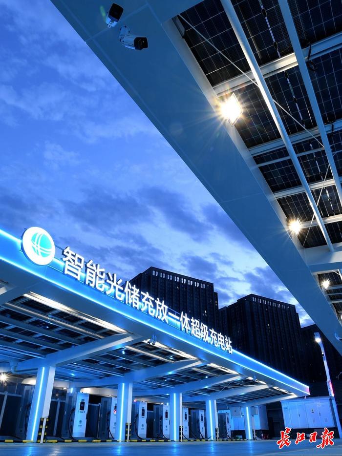 南太子湖超级充换电服务中心充电时间比一般充电快9倍，未来感十足。长江日报记者 周超 摄