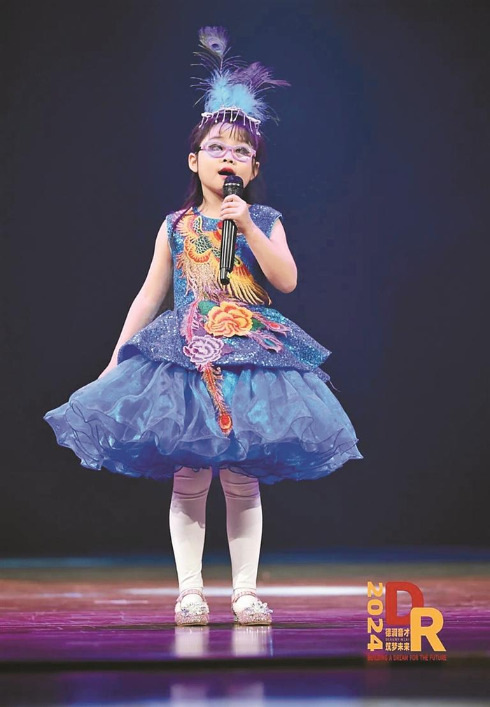 ④许珺婷表演《西双版纳的小卜哨》。 受访者供图