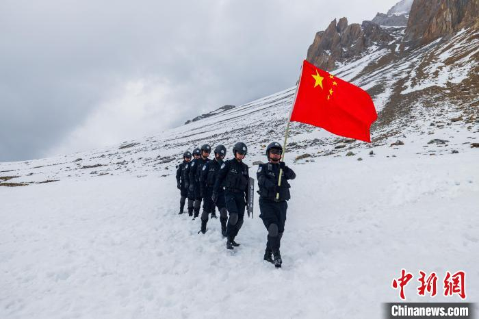  图为贡当边境派出所民警正在进行巡逻踏查。日喀则边境管理支队供图