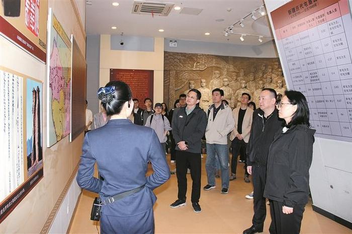 　　4月21日，中国交响乐团文艺小分队成员在演出间隙，参观了六师五家渠市军垦博物馆。 张露予 摄