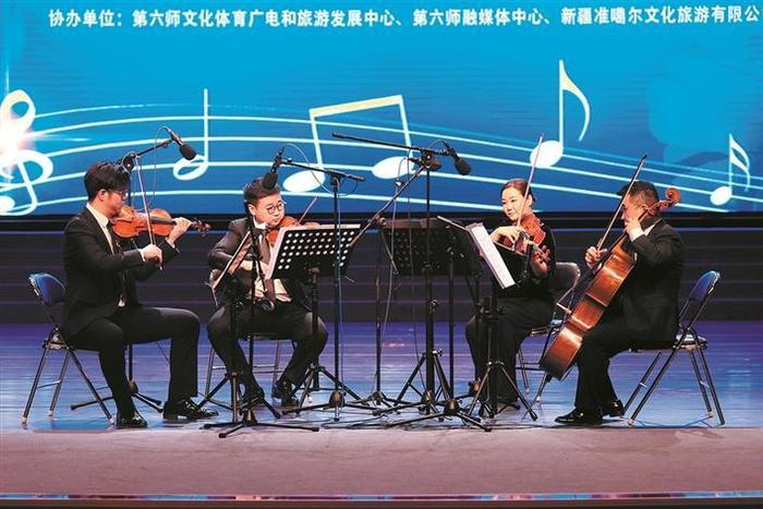 　　4月21日，中国交响乐团文艺小分队在六师五家渠市举办音乐会。 李华北 摄