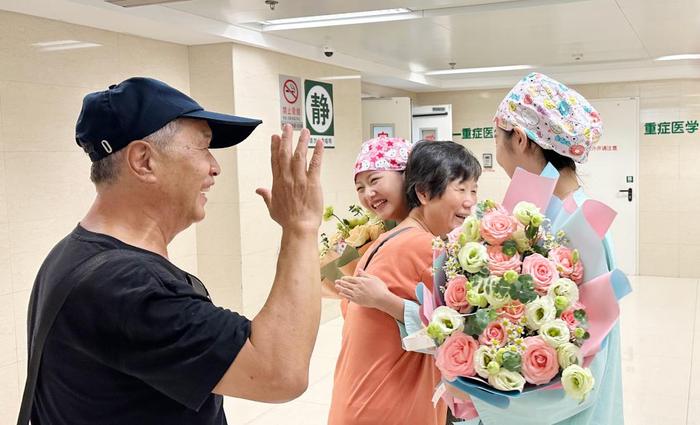 　　被救患者（左一）及家属向北京协和医院重症医学科护士高越（右一）和刘冰（左二）道谢。（北京协和医院供图）