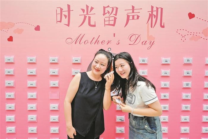 ⑦展板上粘贴着82盒磁带。  深圳晚报记者 严文婷 摄