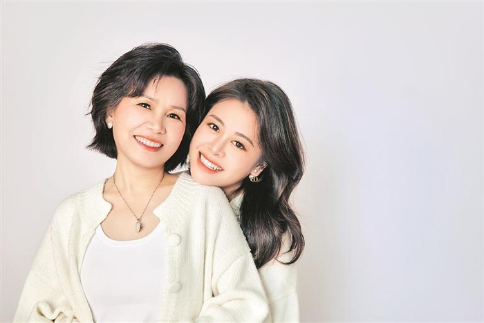 ⑤之之和母亲钟女士在母亲节前夕拍摄的一套母女照写真。受访者供图