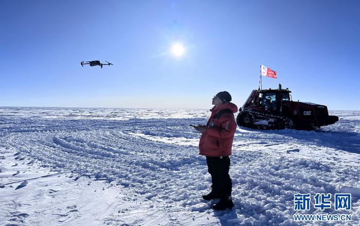 中国第40次南极科学考察队队员耿通在昆仑站附近进行无人机科考作业（受访者供图）。