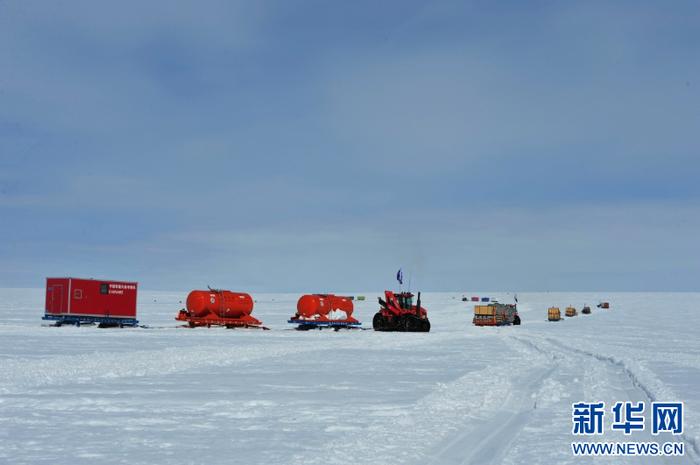 中国南极科考车队勇敢挺进茫茫无际、危机四伏的南极内陆。新华社记者 张建松 摄