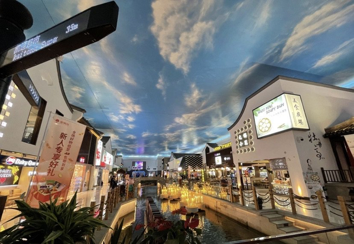 ▲ 阳澄湖服务区内的“江南水乡”布景