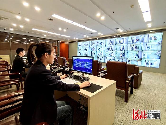 5月8日，唐山市公共资源交易中心工作人员对“双盲”评审全流程进行数字见证。河北日报记者 郝东伟摄
