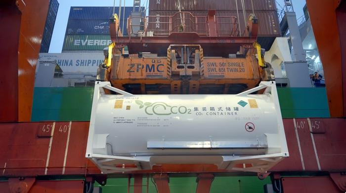 上海港接收船舶上捕集的液态二氧化碳。