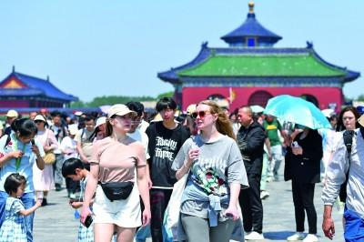 “五一”假期，游客在北京天坛公园内游览。新华社发