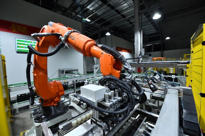 在广西柳州市一家新能源汽车电池生产企业，机器人在生产线上作业（2023年5月10日摄）。新华社记者 黄孝邦 摄