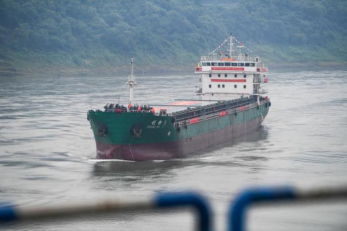 江海直达船“创新5”轮行驶在重庆境内。新华社记者 王全超 摄