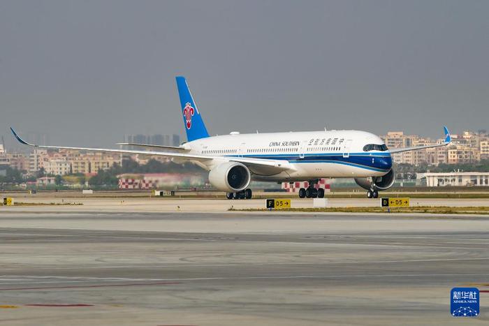 这是在深圳宝安国际机场拍摄的执飞深圳—墨西哥城直飞航线的空客A350客机（资料照片）。新华社发