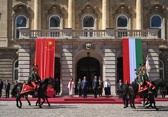当地时间5月9日，习近平主席在布达佩斯出席匈牙利总统舒尤克和总理欧尔班共同举行的隆重欢迎仪式。新华社记者 谢环驰 摄