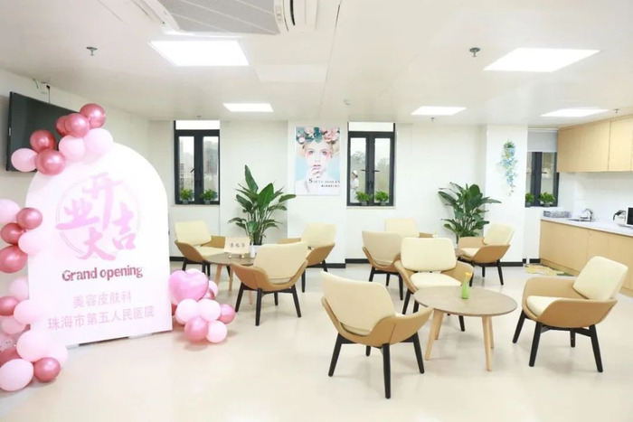 候诊区。张洲/摄