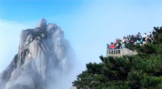 游客在安徽天柱山风景区游览。新华社发(江胜 摄)