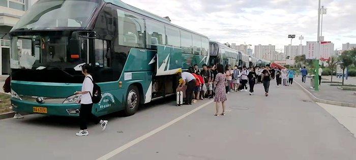旅客搭乘机场大巴。甘肃民航汽车公司供图