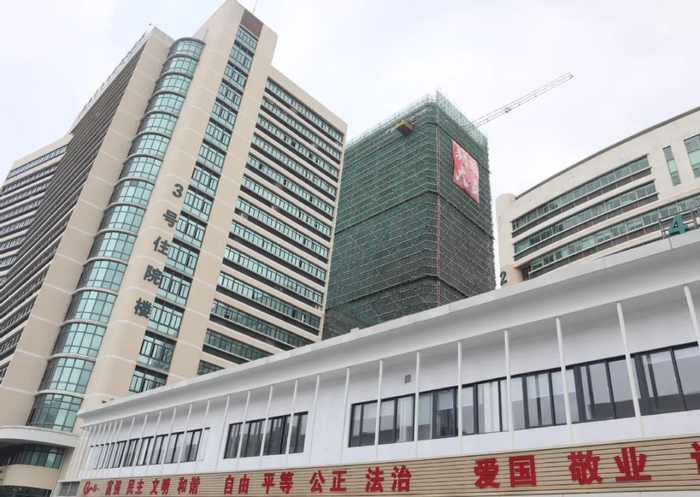 珠海市中西医结合医院改扩建工程主体结构封顶。程霖/摄