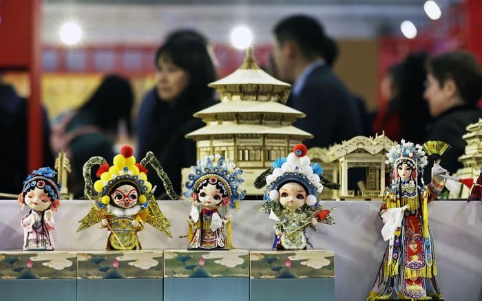   2024年5月1日，在法国巴黎国际博览会上，人们在“遇鉴中国”中华文化主题展上参观。新华社记者 高静 摄