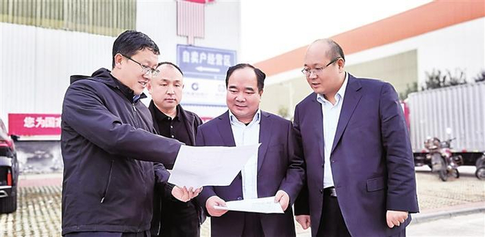     建设银行聊城分行党委书记、行长赵海红（右二）到周公河农贸市场调研智慧农批市场项目。　孙姗姗 摄