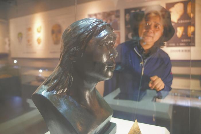根据古人类头骨化石复原的“东至姑娘”头像。本报记者 李 博 摄