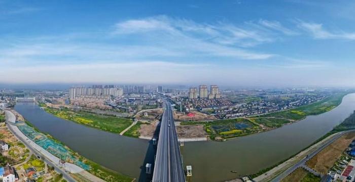   连接安徽省来安县汊河镇和江苏省南京市江北新区的汊河大桥。（孙骏 摄）